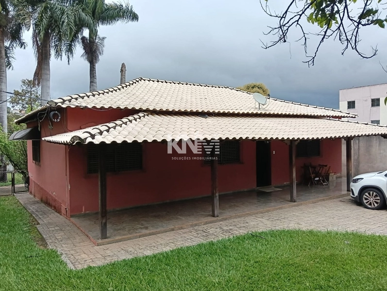 Casa Espaçosa com Terreno Amplo na Av. JK – Itaúna - MG: 1ª foto da galeria de imagens do imóvel