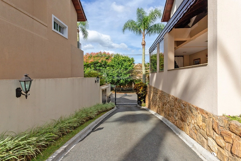 🏡 Sobrado Triplex em Condomínio Fechado | Bom Retiro | 282m² Privativos: 4ª foto da galeria de imagens do imóvel