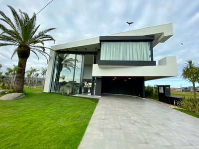 Casa em Condominio 5 Dorm. em Condomínio Sense - Xangri-la