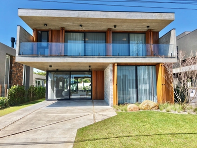 Casa em Condominio 5 Dorm. em Condomínio Costa Serena - Capão da Canoa