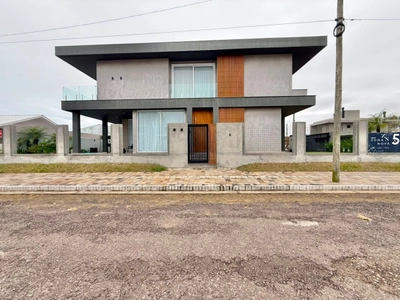 Casa 4 Dorm. em Bairro Não Informado - Capao Novo