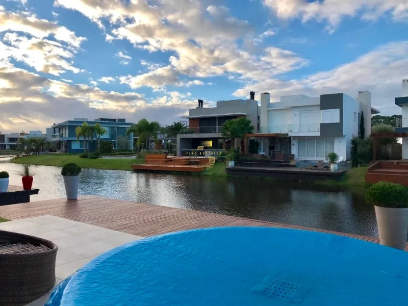 Malibu - Sobrado Beira Lago com belo deck: 10ª foto da galeria de imagens do imóvel