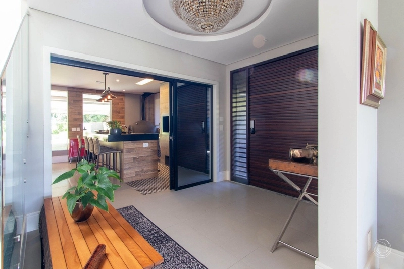 Casa com 4 suítes em Condomínio fechado no Cacupé: 4ª foto da galeria de imagens do imóvel
