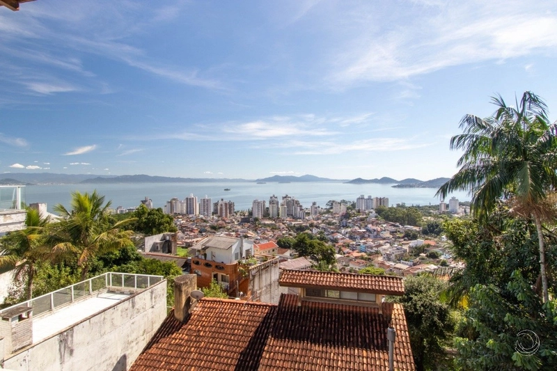 Casa com 4 dormitórios e espaco cinema no Morro da Cruz: 35ª foto da galeria de imagens do imóvel