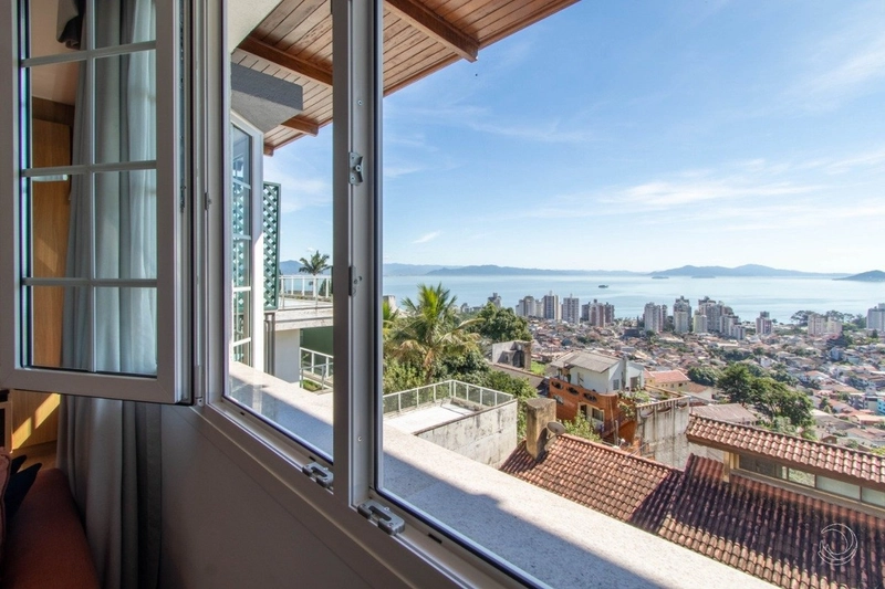 Casa com 4 dormitórios e espaco cinema no Morro da Cruz: 33ª foto da galeria de imagens do imóvel