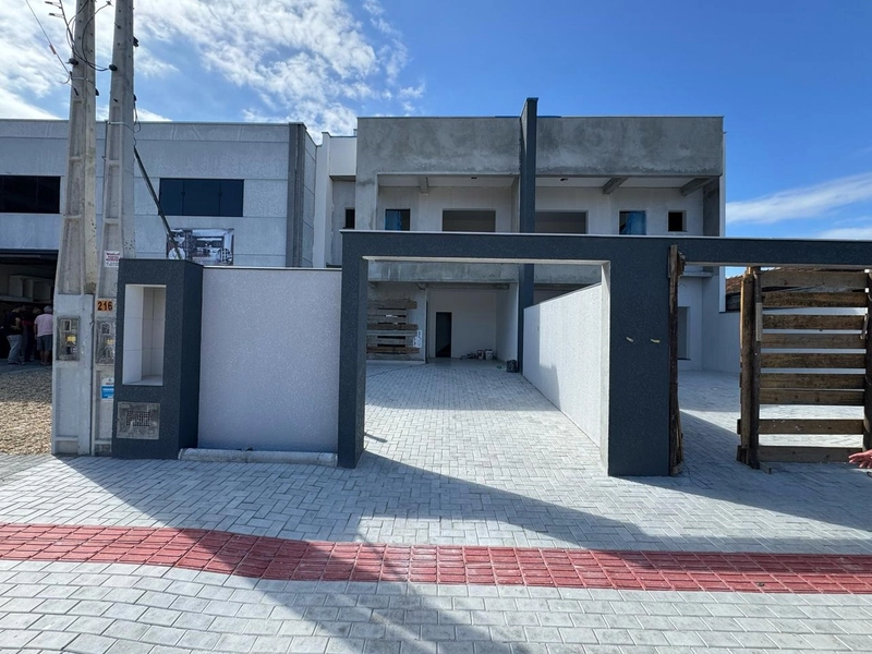 SOBRADOS GEMINADOS A POUCOS PASSOS DO MAR EM MEIA PRAIA DE NAVEGANTES: 2ª foto da galeria de imagens do imóvel