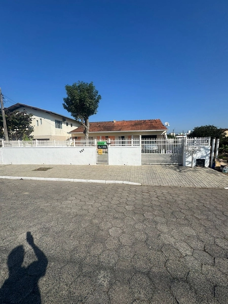 CASA AVERBADA COM 03 DORMITÓRIOS A 350 METROS DO MAR : 3ª foto da galeria de imagens do imóvel