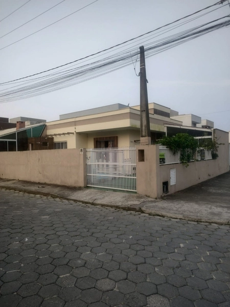 CASA DE ESQUINA COM PISCINA EM GRAVATÁ DE NAVEGANTES: 1ª foto da galeria de imagens do imóvel