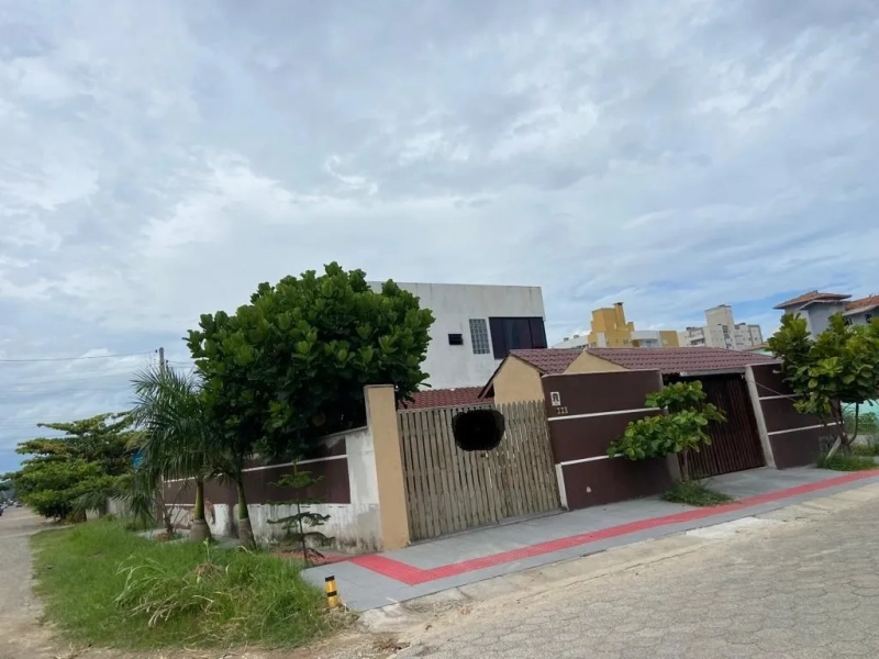 CASA COM 6 DORMITÓRIOS A 200 METROS DA PRAIA: 2ª foto da galeria de imagens do imóvel