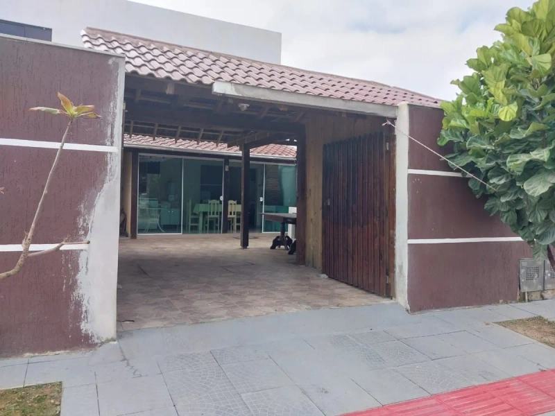 CASA COM 6 DORMITÓRIOS A 200 METROS DA PRAIA: 4ª foto da galeria de imagens do imóvel
