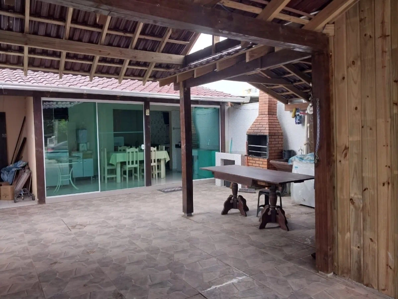 CASA COM 6 DORMITÓRIOS A 200 METROS DA PRAIA: 6ª foto da galeria de imagens do imóvel