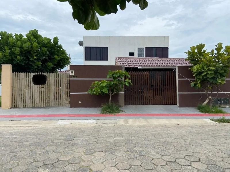 CASA COM 6 DORMITÓRIOS A 200 METROS DA PRAIA: 1ª foto da galeria de imagens do imóvel
