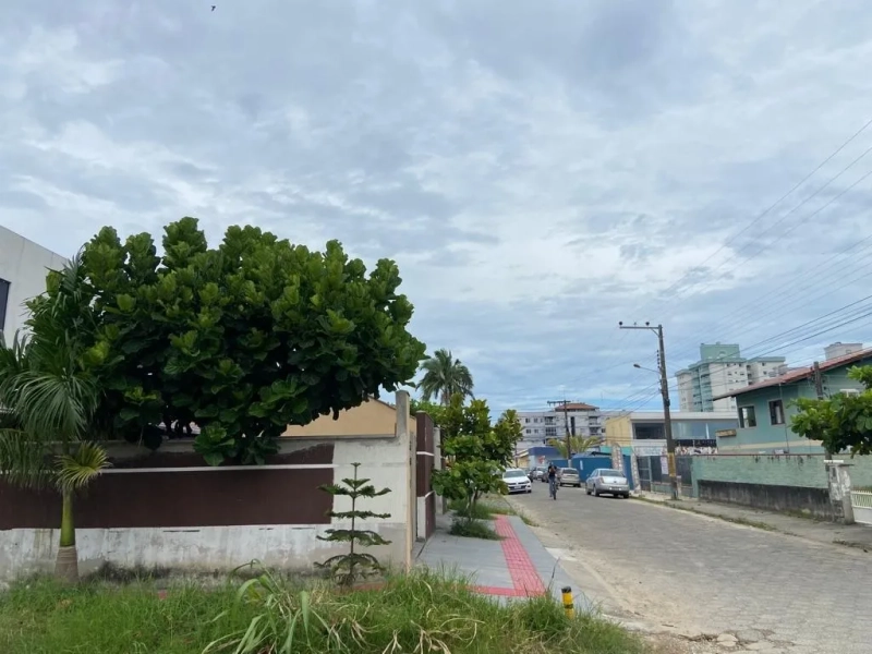 CASA COM 6 DORMITÓRIOS A 200 METROS DA PRAIA: 18ª foto da galeria de imagens do imóvel