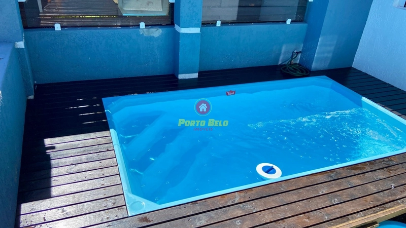 CASA DE ESQUINA COM PISCINA À VENDA: 2ª foto da galeria de imagens do imóvel