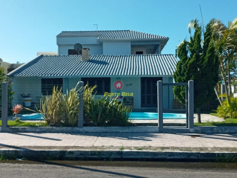 CASA DE ESQUINA EM AVENIDA COM PISCINA PRÓXIMO AO CENTRO!!!: 1ª foto da galeria de imagens do imóvel