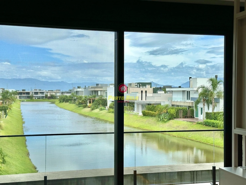 SOBRADO BEIRA LAGO NO CONDOMÍNIO CAPÃO ILHAS: 3ª foto da galeria de imagens do imóvel