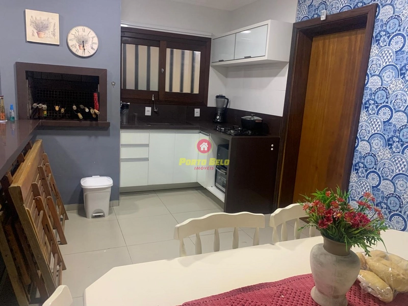 CASA APENAS UMA QUADRA DO MAR: 13ª foto da galeria de imagens do imóvel