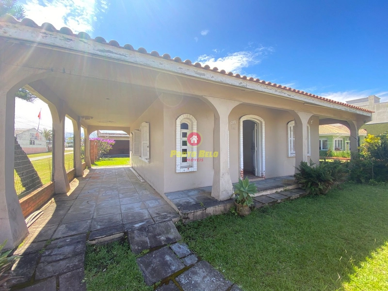 CASA DE ESQUINA COM ÁREA VERDE: 2ª foto da galeria de imagens do imóvel