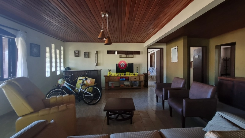 CASA COM 600M2 DE TERRENO E 189m2 de área construída privativa: 3ª foto da galeria de imagens do imóvel