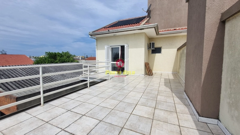 EXCELENTE SOBRADO COM PISCINA E SACADA COM VISTA PARA O MAR: 2ª foto da galeria de imagens do imóvel