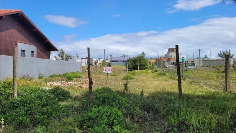 Terreno proximo a praça do bairro: 2ª foto da galeria de imagens do imóvel