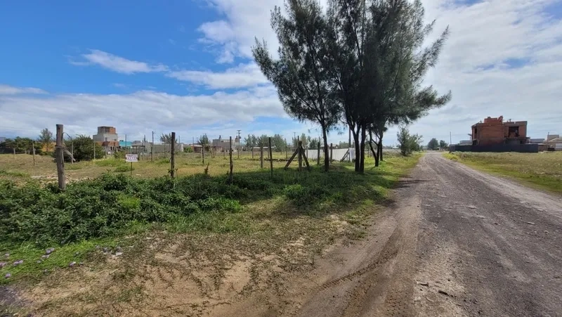 Terreno proximo a praça do bairro: 1ª foto da galeria de imagens do imóvel