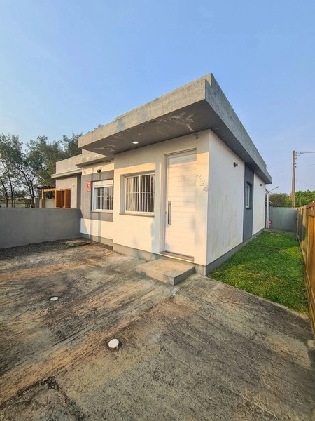 Casa mobiliada de esquina com 2 dormitórios a uma quadra do mar: 19ª foto da galeria de imagens do imóvel