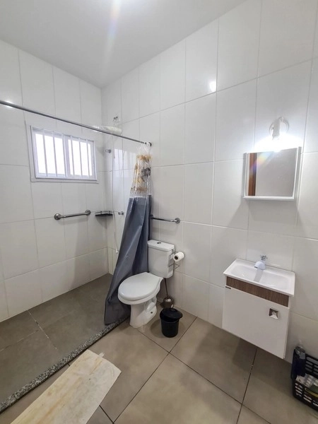 Casa mobiliada de esquina com 2 dormitórios a uma quadra do mar: 27ª foto da galeria de imagens do imóvel
