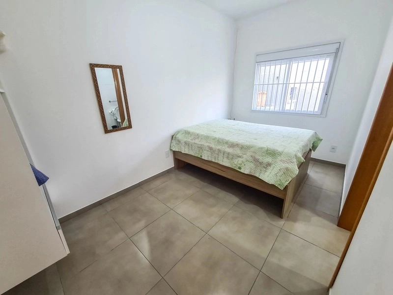 Casa mobiliada de esquina com 2 dormitórios a uma quadra do mar: 15ª foto da galeria de imagens do imóvel