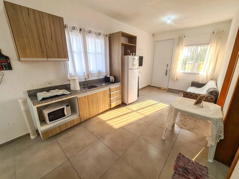 Casa mobiliada de esquina com 2 dormitórios a uma quadra do mar: 18ª foto da galeria de imagens do imóvel