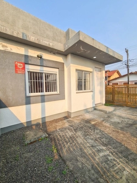 Casa mobiliada de esquina com 2 dormitórios a uma quadra do mar: 1ª foto da galeria de imagens do imóvel