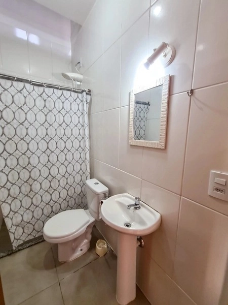 Casa mobiliada de esquina com 2 dormitórios a uma quadra do mar: 14ª foto da galeria de imagens do imóvel
