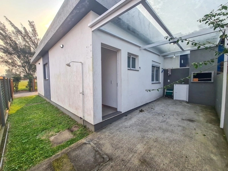 Casa mobiliada de esquina com 2 dormitórios a uma quadra do mar: 6ª foto da galeria de imagens do imóvel