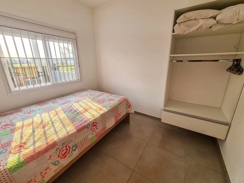 Casa mobiliada de esquina com 2 dormitórios a uma quadra do mar: 16ª foto da galeria de imagens do imóvel