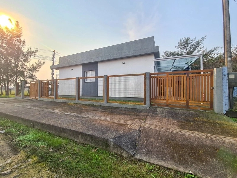 Casa mobiliada de esquina com 2 dormitórios a uma quadra do mar: 3ª foto da galeria de imagens do imóvel