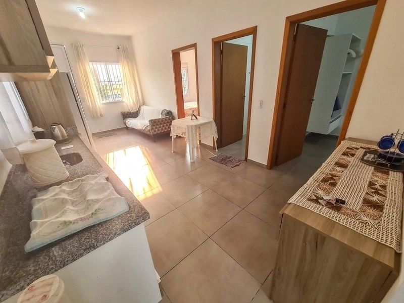 Casa mobiliada de esquina com 2 dormitórios a uma quadra do mar: 20ª foto da galeria de imagens do imóvel