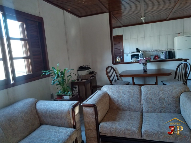Casa aconchegante, com 2 dormitórios e grande terreno: 1ª foto da galeria de imagens do imóvel