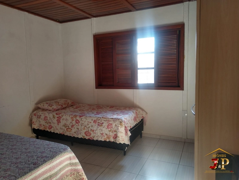Casa aconchegante, com 2 dormitórios e grande terreno: 2ª foto da galeria de imagens do imóvel