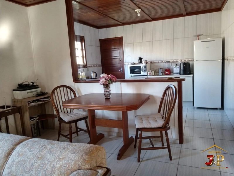 Casa aconchegante, com 2 dormitórios e grande terreno: 5ª foto da galeria de imagens do imóvel