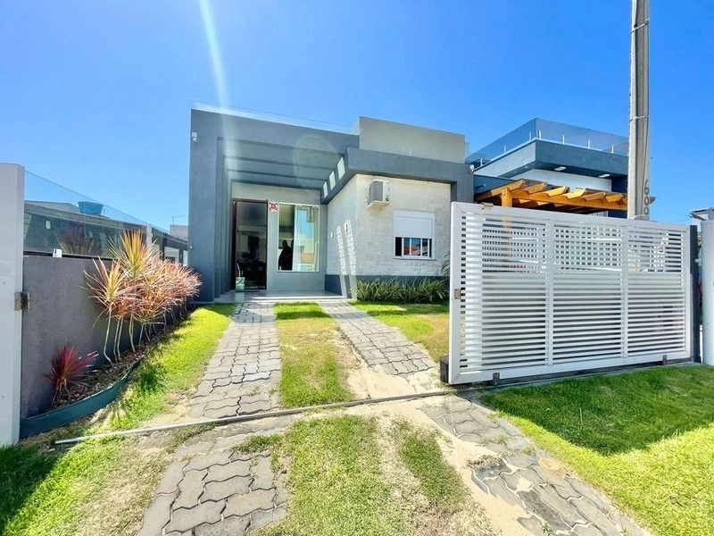 Casa 2 dormitórios próxima a praia: 2ª foto da galeria de imagens do imóvel