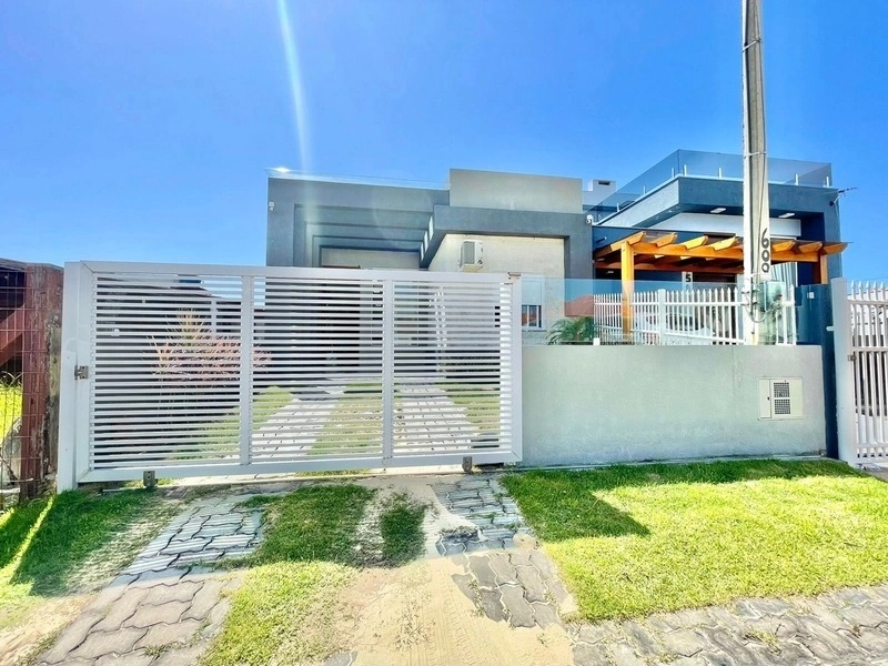 Casa 2 dormitórios próxima a praia: 1ª foto da galeria de imagens do imóvel