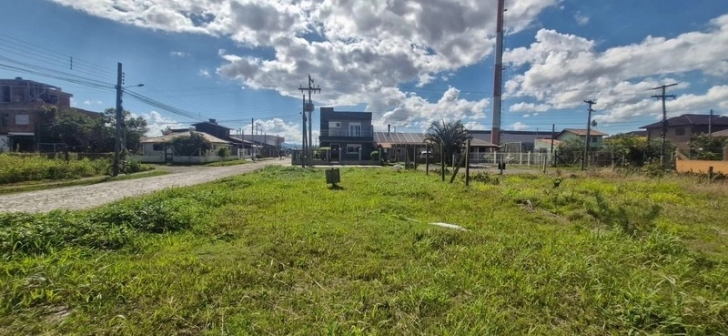 Terreno de esquina muito bem localizado pronto para construir: 2ª foto da galeria de imagens do imóvel