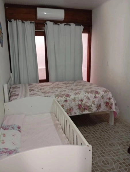 Casa bem localizada com 3 dormitórios e grande pátio: 3ª foto da galeria de imagens do imóvel
