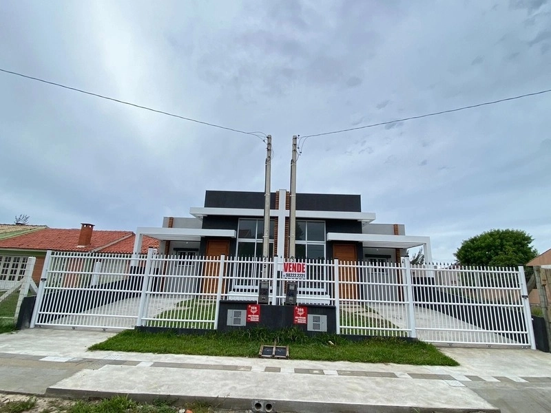 Casa com dois dormitórios próxima a praia: 2ª foto da galeria de imagens do imóvel