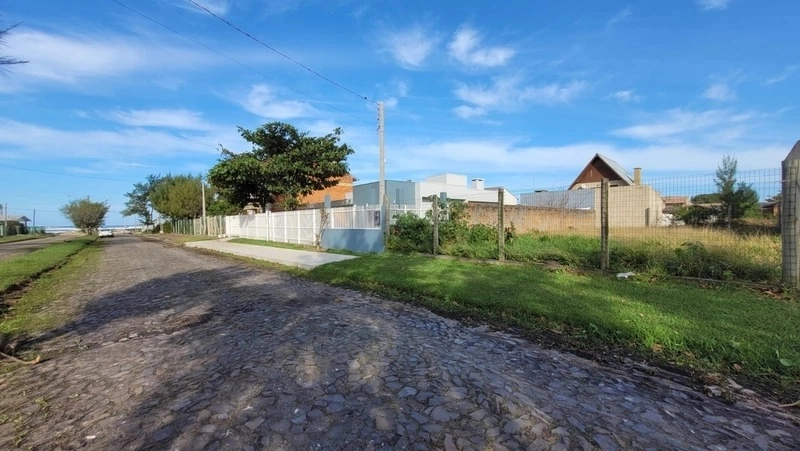 Terreno na avenida a menos de 1 quadra do mar: 2ª foto da galeria de imagens do imóvel