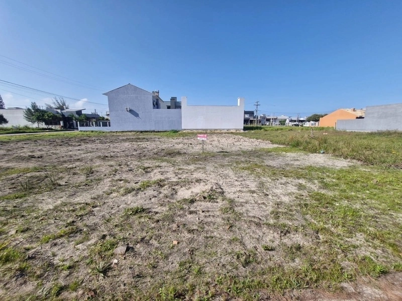 Terreno com ótima localização perfeito para construir: 1ª foto da galeria de imagens do imóvel