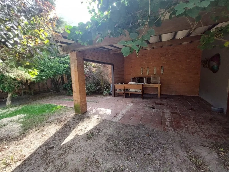 ATENÇÃO INVESTIDORES! CASA COM EXCELENTE LOCALIZAÇÃO: 1ª foto da galeria de imagens do imóvel