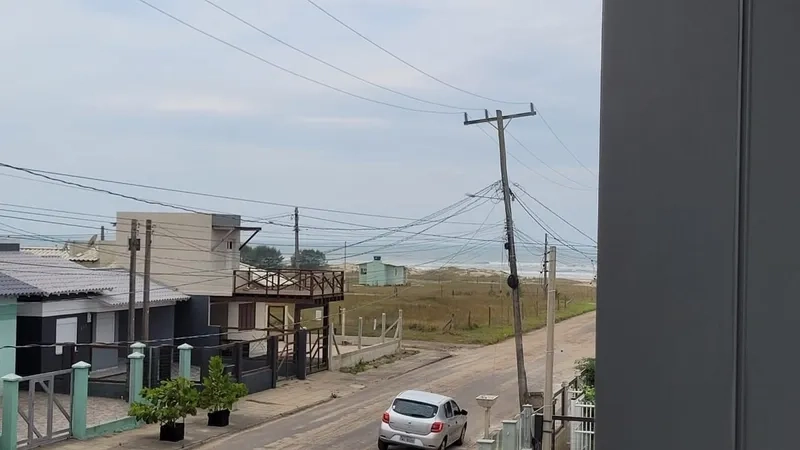 EXCELENTE SOBRADO DE ESQUINA COM TRÊS DORMITÓRIOS- LADO MAR: 10ª foto da galeria de imagens do imóvel