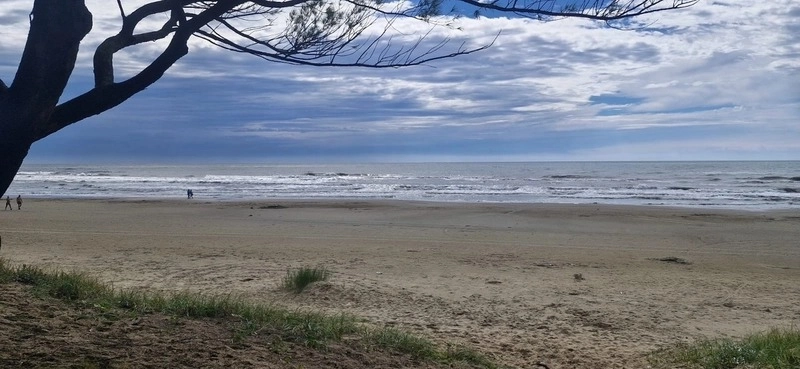 Enorme terreno de esquina pé na areia: 3ª foto da galeria de imagens do imóvel