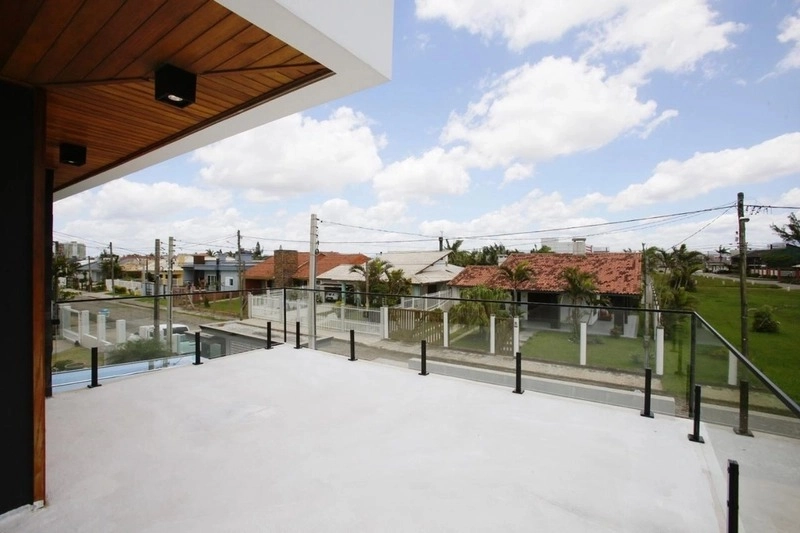 Casa com padrão único com 3 dormitórios e piscina no bairro Zona Nova: 8ª foto da galeria de imagens do imóvel